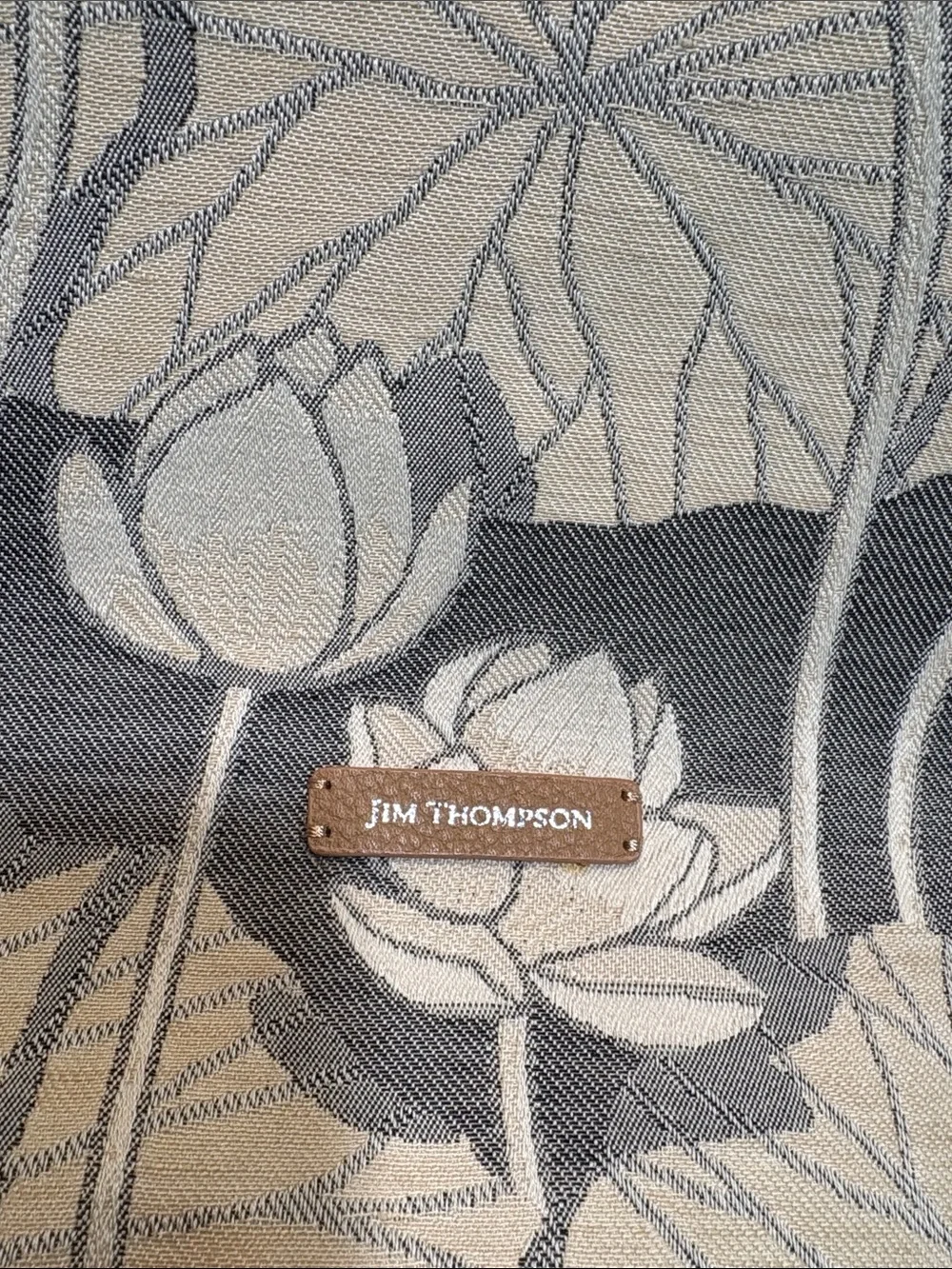 NWOT Jim Thompson floral lotus pattern and leather tote zip closure - Picture 2 of 8